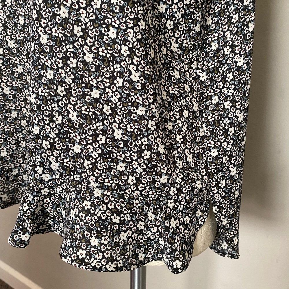 LOFT Black and White Floral Blouse - Picture 6 of 8